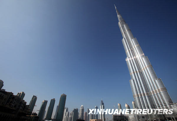 1月4日，總高超過800米、樓體160層的“迪拜塔”矗立在阿拉伯聯合酋長國迪拜。阿拉伯聯合酋長國將于當日為“迪拜塔”舉行落成典禮，揭開這座高樓確切高度的謎底。