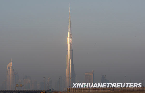 1月4日，總高超過800米、樓體160層的“迪拜塔”矗立在阿拉伯聯合酋長國迪拜。阿拉伯聯合酋長國將于當日為“迪拜塔”舉行落成典禮，揭開這座高樓確切高度的謎底。