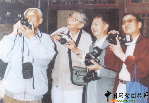 古建同行在一起，以攝影為樂趣，共同關心鏡頭前的營造工藝。此圖從左至右為鄭孝燮、張開濟、羅哲文和蕭默