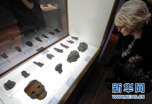 11月16日，一名外國(guó)觀眾在參觀圓明園琉璃建筑構(gòu)件等文物。新華社記者 孫參 攝