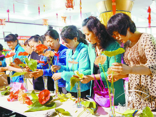 居民們現場參與插花的熱情高漲。