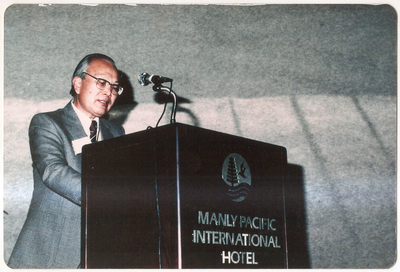 1985年，孫先生在澳大利亞悉尼召開的國家城市規劃會議上做報告
