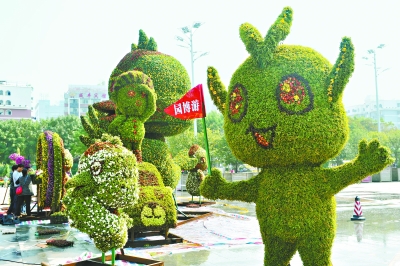 首義廣場(chǎng)菊展會(huì)場(chǎng)，“園博會(huì)”概念的扎景已基本完成