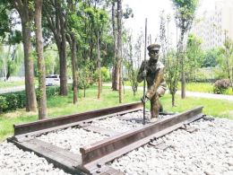 山西一大學校園內建設火車主題公園