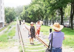 山西一大學校園內建設火車主題公園