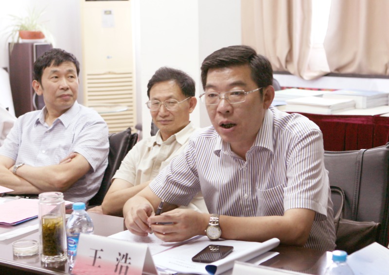 圖片說明：評審專家組組長王浩教授宣布評審結(jié)果并給予高度評價(jià)